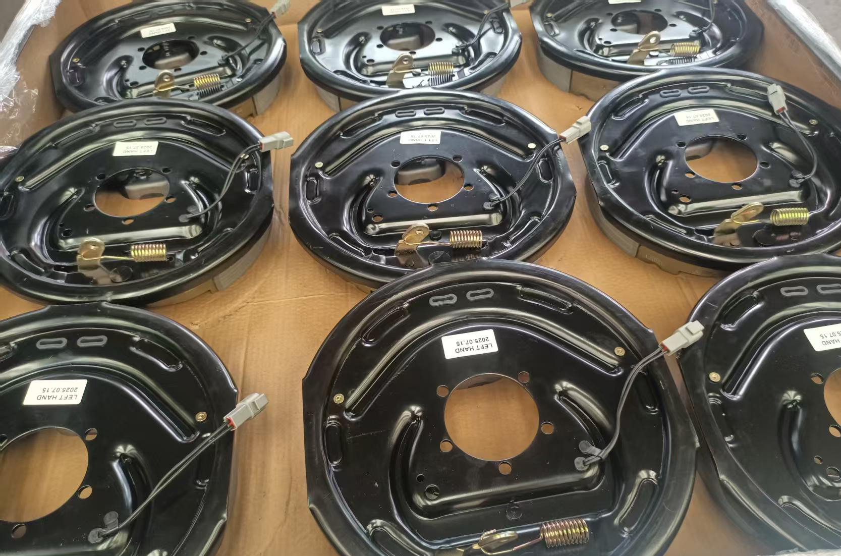 12 inch electric brake with connection terminals, plug and play.jpg