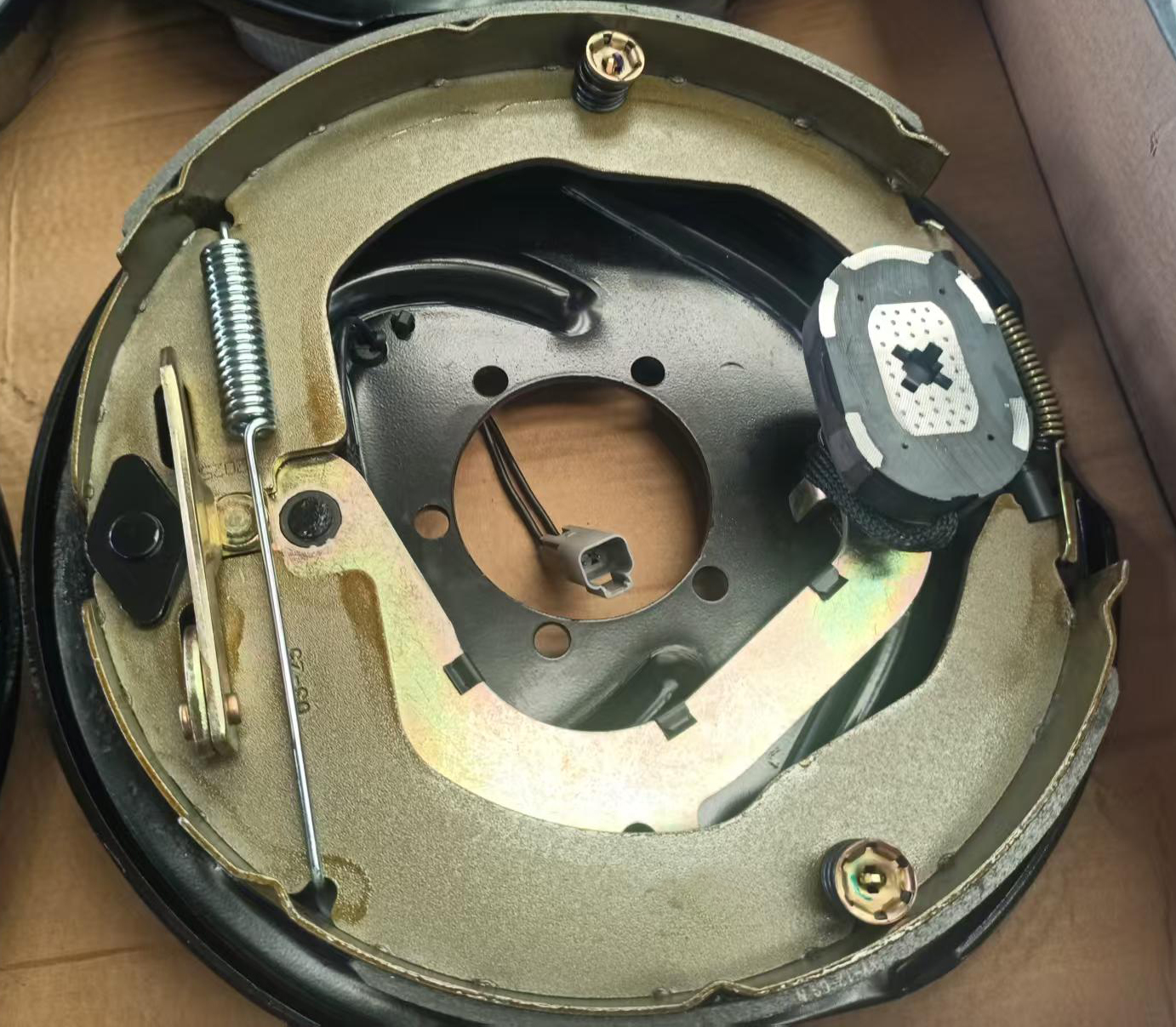 7000 lb electric brake.jpg